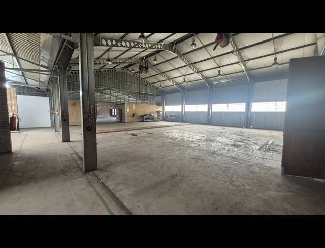 2,450M² WAREHOUSE TO LET IN APEX